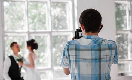 Opublikowanie zdjęć z wesela na Facebooku bez zadośćuczynienia od fotografa