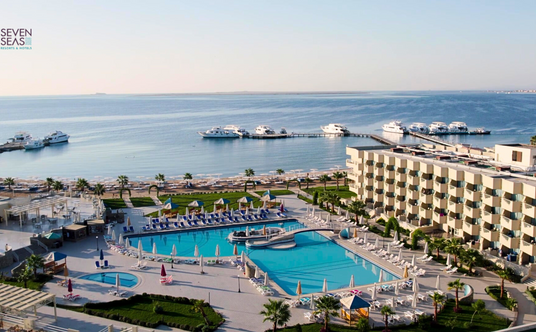 Seven Seas Jolie Bay leży nad Morzem Czerwonym na półwyspie Abu Soma