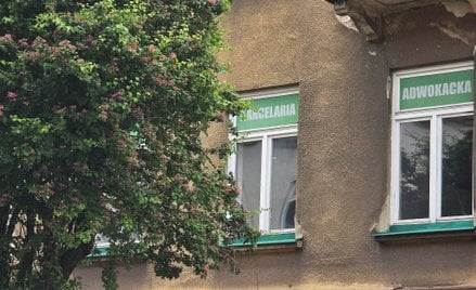 Za nieuprawnione posługiwanie się tytułem „adwokat”, oznaczeniem „kancelaria adwokacka” lub „kancela