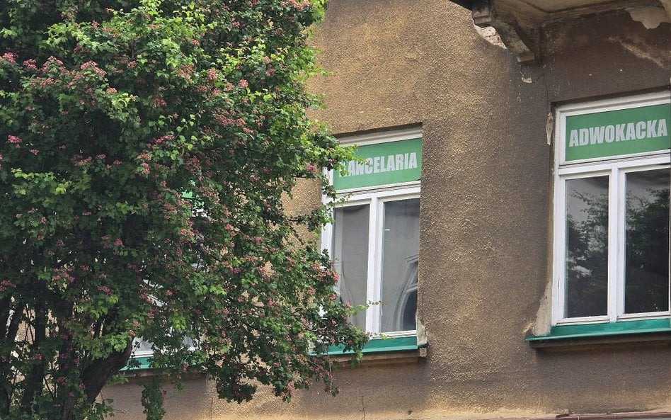 Za nieuprawnione posługiwanie się tytułem „adwokat”, oznaczeniem „kancelaria adwokacka” lub „kancela