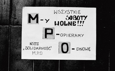 Weekendy w Polsce pojawiły się dopiero pod koniec epoki PRL-u. Na zdjęciu plakat Solidarności MPO po
