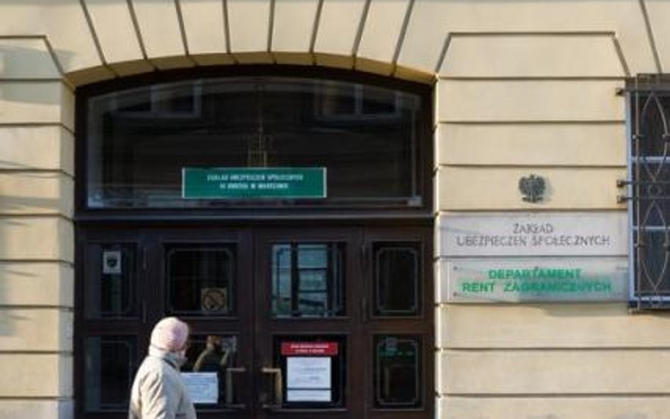 Kto ubezpiecza pracującą mamę