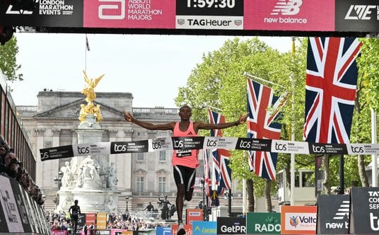 Sebastian Sawe miija linię mety w maratonie londyńskim. Na zegarze historyczny wynik. Przed nim żade