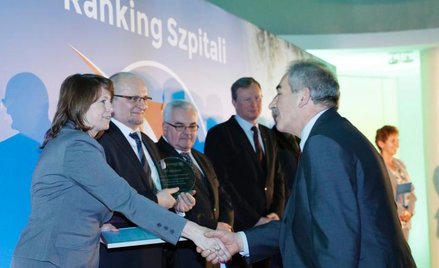 Od lewej: wiceprezes grupy PZU Aneta Zawistowska, wiceminister zdrowia Piotr Warczyński, Jerzy Henni