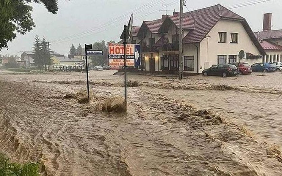 Tydzień temu intensywne opady deszczu spowodowały tzw. powódź błyskawiczną. Na zdjęciu zalane Tęgobo