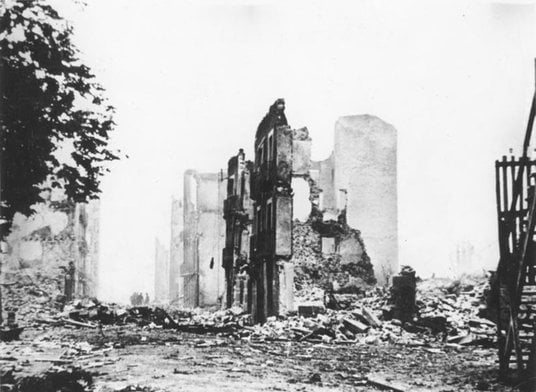 Tragiczne skutki bombardowania Guerniki (atak lotniczy przeprowadzony 26 kwietnia 1937 r. przez lotn