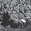 Alfred Rosenberg u boku Hitlera w pierwszym rzędzie na widowni w teatrze Apollo w Norymberdze w 1934