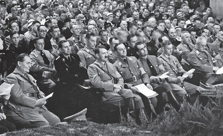 Alfred Rosenberg u boku Hitlera w pierwszym rzędzie na widowni w teatrze Apollo w Norymberdze w 1934