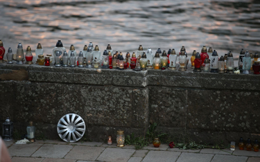 Znicze w miejscu wypadku przy moście Dębnickim w Krakowie, gdzie zginęło czterech młodych mężczyzn