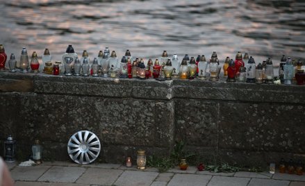 Znicze w miejscu wypadku przy moście Dębnickim w Krakowie, gdzie zginęło czterech młodych mężczyzn