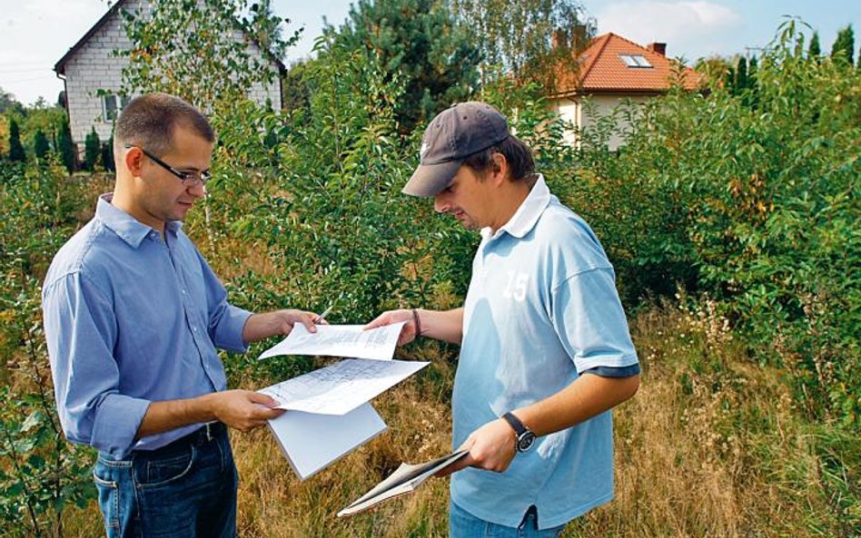Marcin Krzyżosiak, ekspert portalu Domowy.pl, na działce u naszego czytelnika – dopasowują projekt d