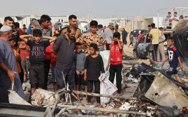 Palestyńczycy w miejscu izraelskiego ataku na obóz dla przesiedleńców w Rafah