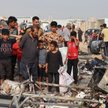 Palestyńczycy w miejscu izraelskiego ataku na obóz dla przesiedleńców w Rafah