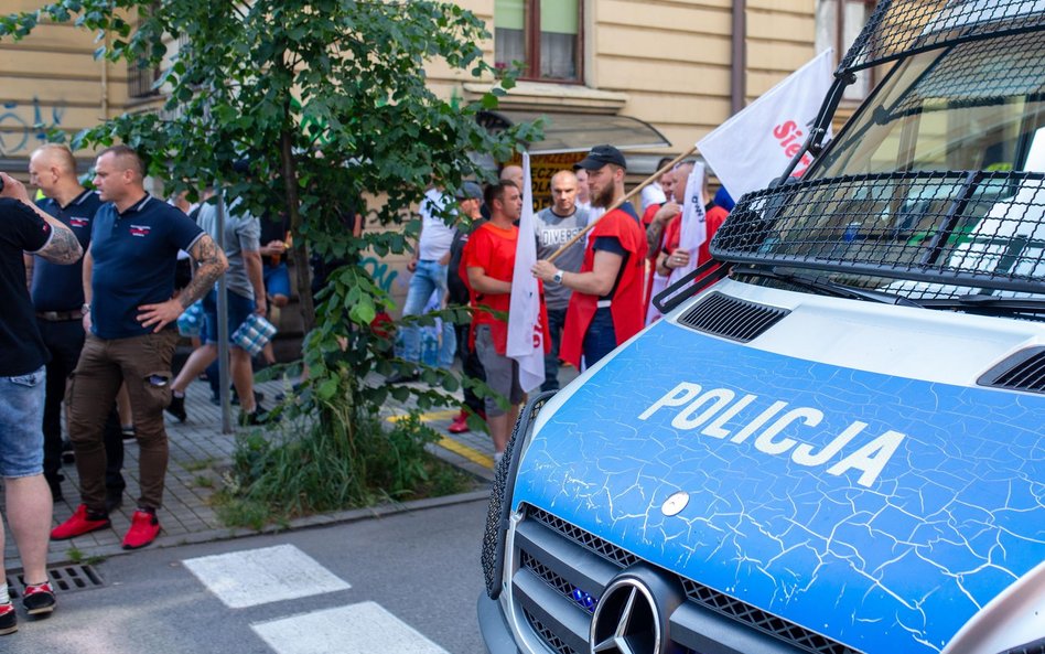 Demonstracja górników - związkowców z Sierpnia'80 pod siedzibą Biura Poselskiego premiera Mateusza M