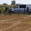 Służby zabezpieczają w miejscowości Osiny teren, gdzie spadł niezidentyfikowany obiekt