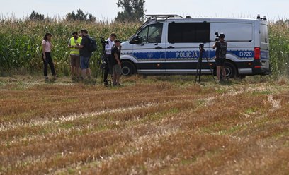 Służby zabezpieczają w miejscowości Osiny teren, gdzie spadł niezidentyfikowany obiekt