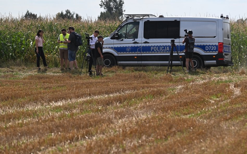 Służby zabezpieczają w miejscowości Osiny teren, gdzie spadł niezidentyfikowany obiekt