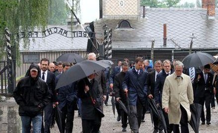 Delegacja Niemieckiego Związku Piłki Nożnej podczas wizyty w byłym faszystowskim obozie zagłady KL A