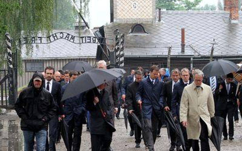 Delegacja Niemieckiego Związku Piłki Nożnej podczas wizyty w byłym faszystowskim obozie zagłady KL A