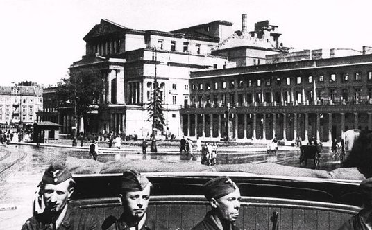 W czasie okupacji przez plac Teatralny często przejeżdżały niemieckie patrole. Mimo to Akcja Braun p