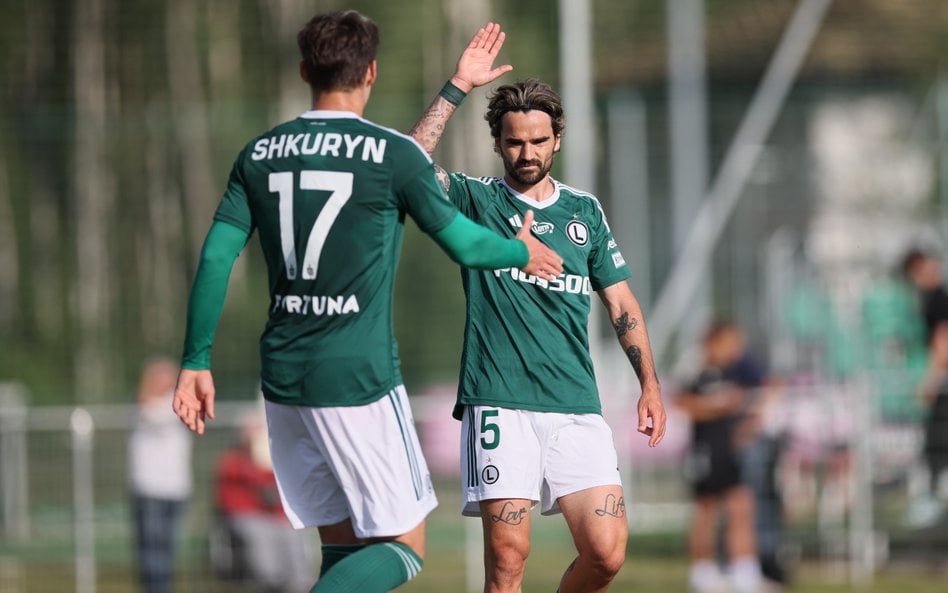 Zawodnicy Legii Warszawa Ilja Szkurin (L) i Claude Goncalves