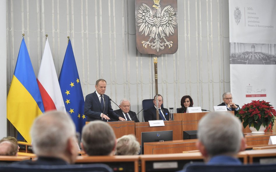 Donald Tusk w czasie konferencji w Senacie