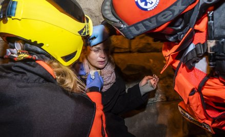 Ratownicy udzielają pomocy Barbarze Nowackiej