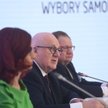 Przewodniczący Państwowej Komisji Wyborczej Sylwester Marciniak (C) na pierwszej konferencji prasowe