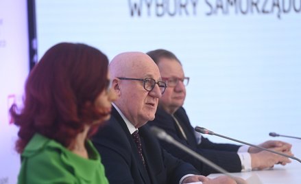Przewodniczący Państwowej Komisji Wyborczej Sylwester Marciniak (C) na pierwszej konferencji prasowe