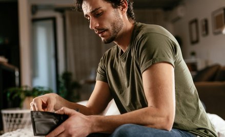 Polacy zmuszeni do zaciskania pasa. Na czym będziemy oszczędzać w 2022