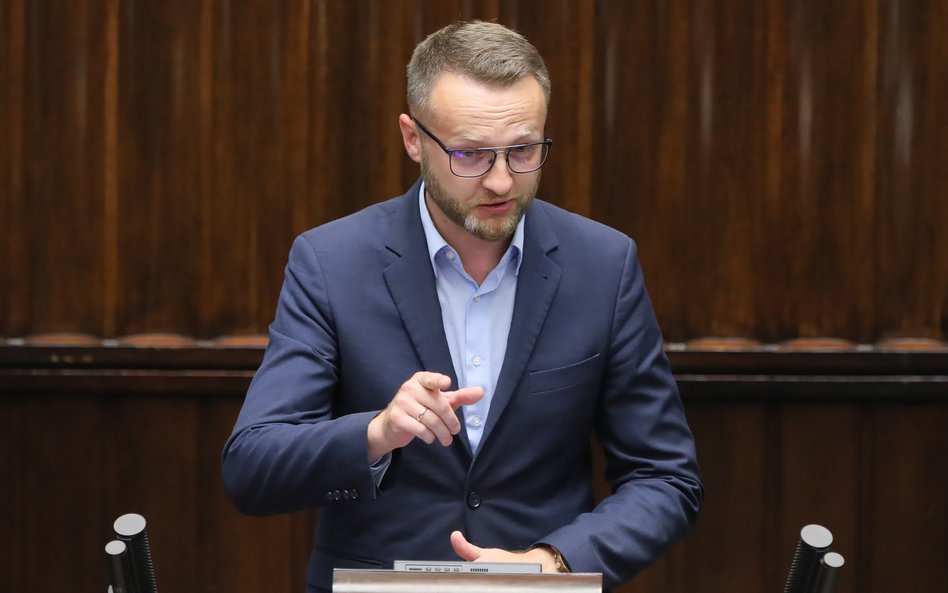 Poseł Szramka kolejną ofiarą hakerów. Grożą politykowi śmiercią