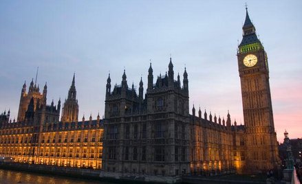 Czy zasiłek otrzymany w razie śmierci współmałżonka z Wielkiej Brytanii dla dzieci uczących się do 2