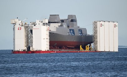 Wypłynięcie półzanurzalnej barki Boabarge 33 z fregatą ORP Wicher na pokładzie, na wodowanie na Zato
