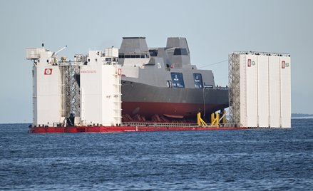 Wypłynięcie półzanurzalnej barki Boabarge 33 z fregatą ORP Wicher na pokładzie, na wodowanie na Zato