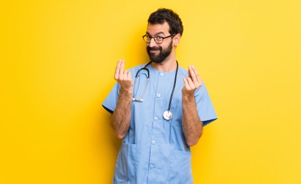Tyle zarobi lekarz, tyle diagnosta, a tyle salowa