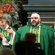 Jeden z poszkodowanych podczas napaści ks. Adrian głosi kazanie na mszy świętej sprawowanej w intenc