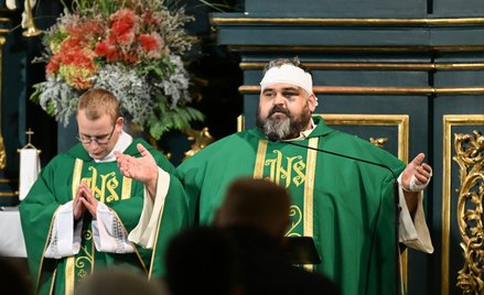 Jeden z poszkodowanych podczas napaści ks. Adrian głosi kazanie na mszy świętej sprawowanej w intenc