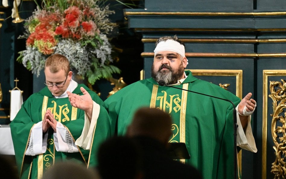 Jeden z poszkodowanych podczas napaści ks. Adrian głosi kazanie na mszy świętej sprawowanej w intenc