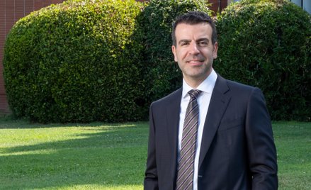 Elias Khalil, z pochodzenia Libańczyk, z wykształcenia ekonomista. W 2008 r. rozpoczął karierę w Eli