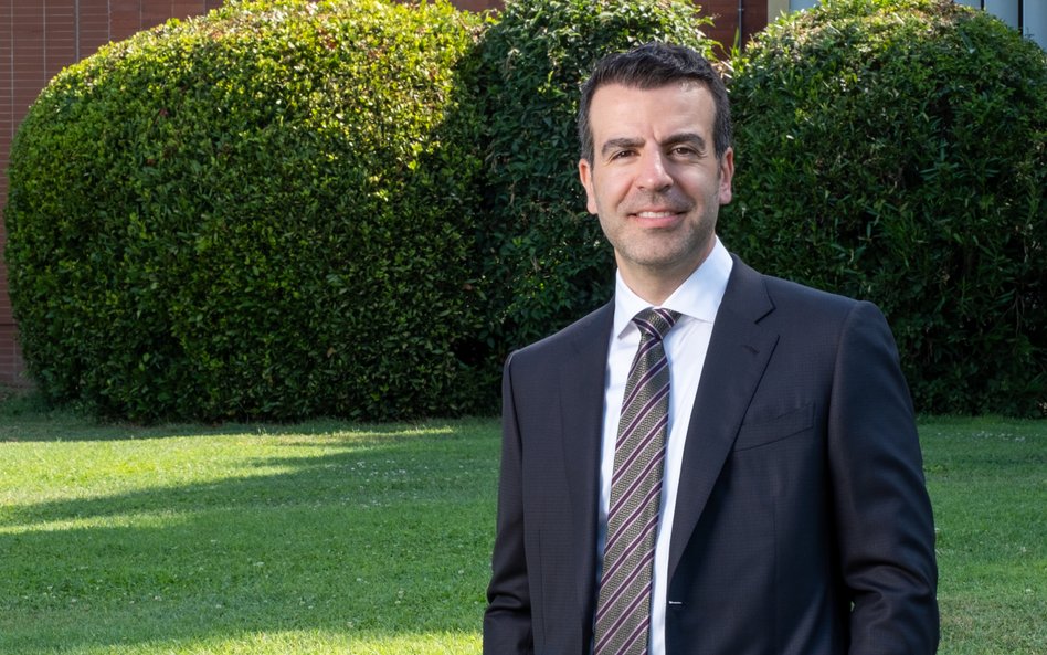 Elias Khalil, z pochodzenia Libańczyk, z wykształcenia ekonomista. W 2008 r. rozpoczął karierę w Eli