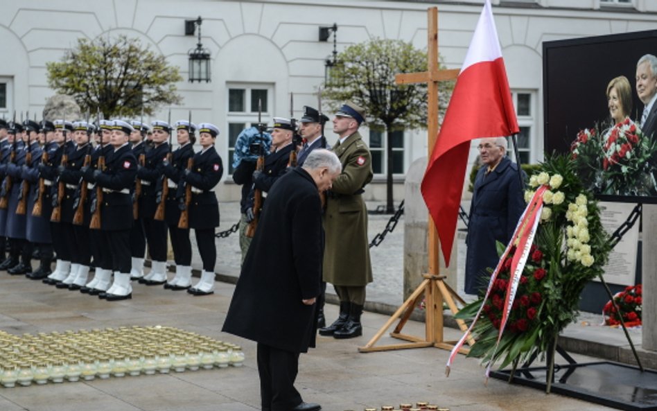 Prezes PiS Jarosław Kaczyński w trakcie Apelu Pamięci przed Pałacem Prezydenckim na Krakowskim Przed