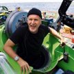 Szczęśliwy James Cameron opuszcza kabinę batyskafu tuż po podróży na dno Rowu Mariańskiego. fot. Mar