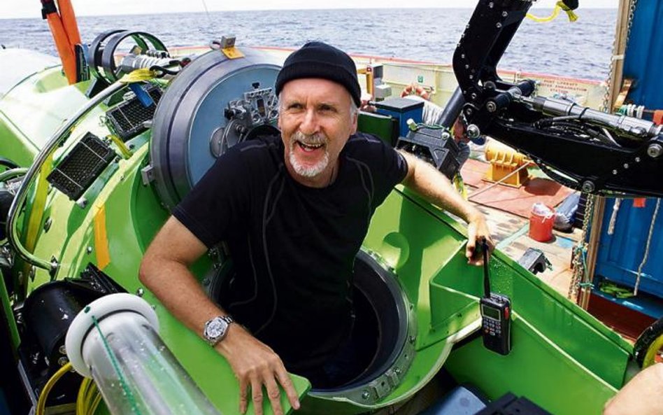 Szczęśliwy James Cameron opuszcza kabinę batyskafu tuż po podróży na dno Rowu Mariańskiego. fot. Mar