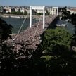 Uczestnicy marszu Budapest Pride na Moście Elżbiety