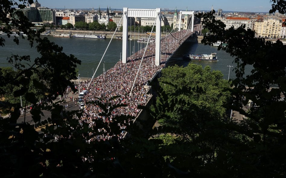 Uczestnicy marszu Budapest Pride na Moście Elżbiety
