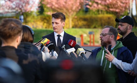 Prokurator Bartosz Kilian podczas konferencji prasowej przed budynkiem Prokuratury Rejonowej w Dąbro