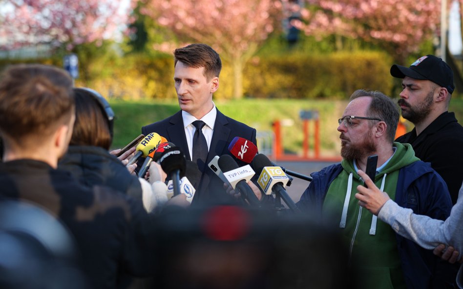 Prokurator Bartosz Kilian podczas konferencji prasowej przed budynkiem Prokuratury Rejonowej w Dąbro