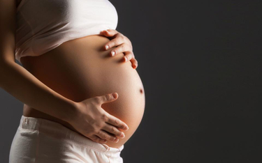 Funkcjonariuszka ABW zwolniona miesiąc przed porodem ze względu na „ważny interes służby”