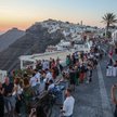 Turyści podziwiają zachód słońca w Firze na Santorini