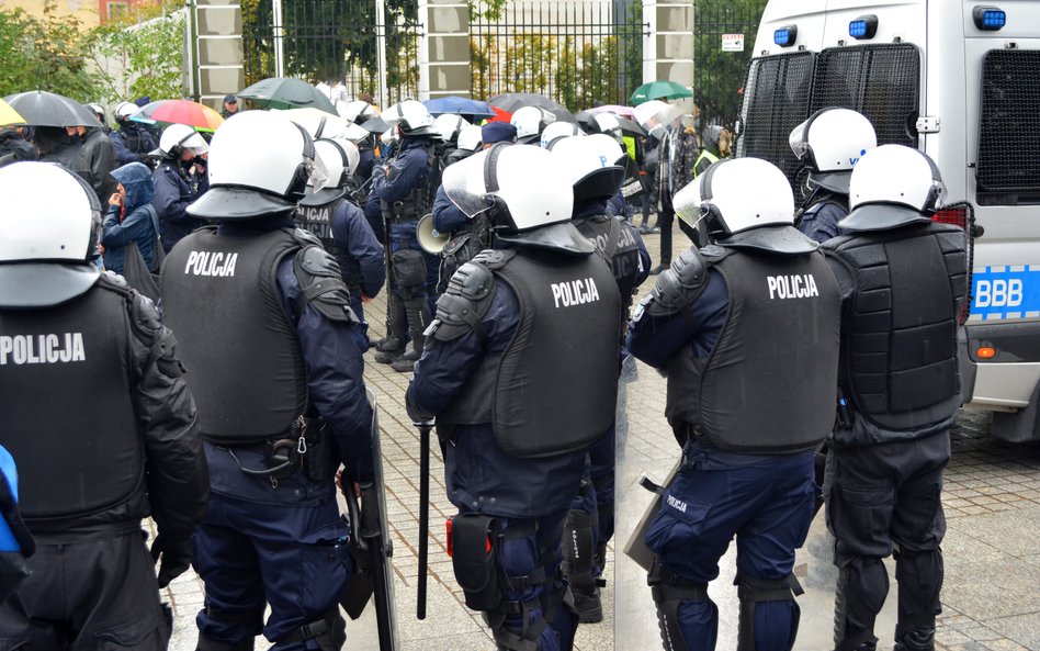 W Polsce przybywa ataków na policjantów. Służby chcą interwencji europarlamentu